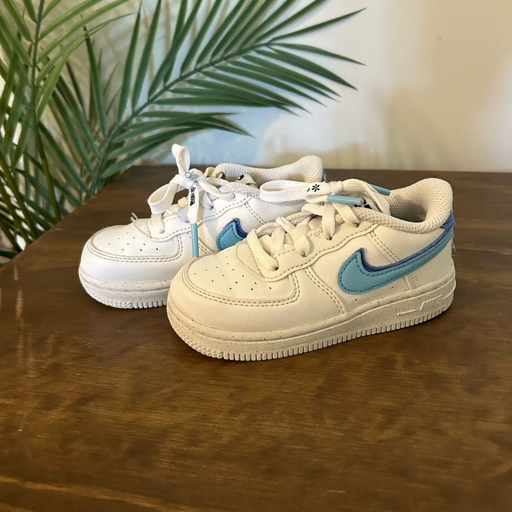 NIKE swoosh kids